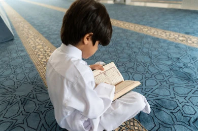 طفل يحفظ القرآن