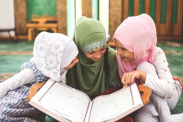 أطفال يحفظون القرآن