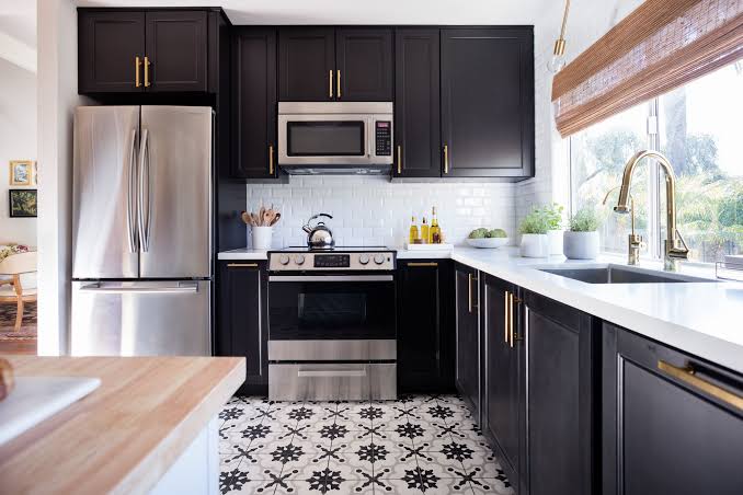 9 أفكار لتصميم خزانات المطبخ باللون الأسود