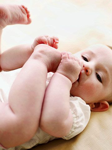 لماذا يمص الأطفال أصابع أقدامهم؟