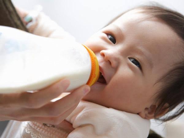 الكمية التي يشربها الأطفال الذين يرضعون بالببرونة