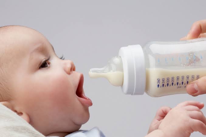 المدة التي يجب عليك فيها الرضاعة الطبيعية قبل تقديم الببرونة