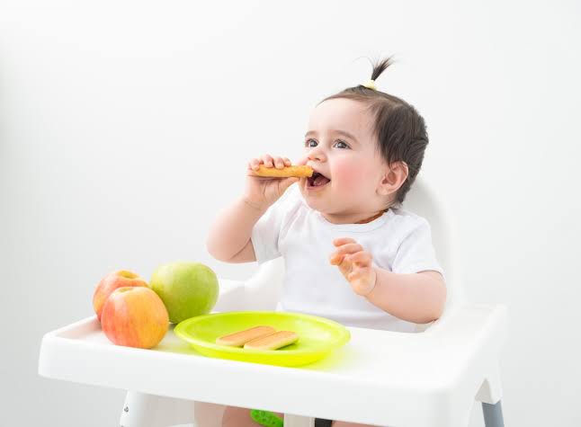 علامات تشير إلى أن طفلك جاهز لتناول الأطعمة الصلبة
