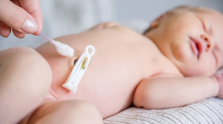 كيفية العناية بالحبل السري بعد الولادة